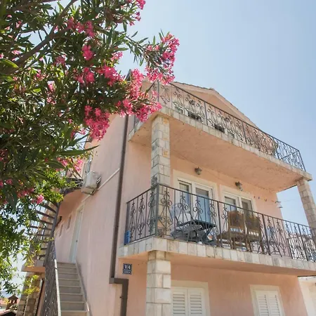 Jarak Apartment Rogoznica (Sibenik-Knin)